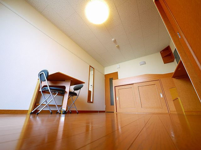 レオパレスくれーる大安寺の居間・リビング|明るい洋室です。