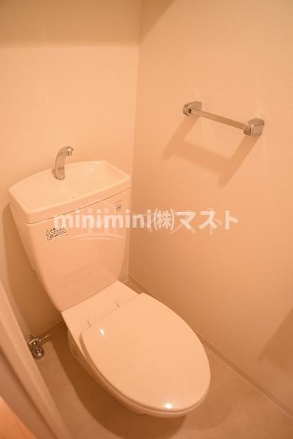 大阪市西区靱本町３丁目の賃貸マンションのトイレ