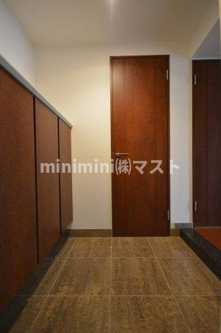 大阪市西区新町１丁目の賃貸マンションの玄関