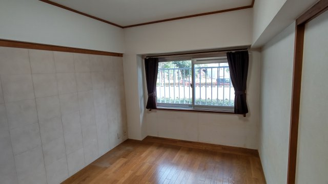 北側6帖。リフォーム前のお写真です。