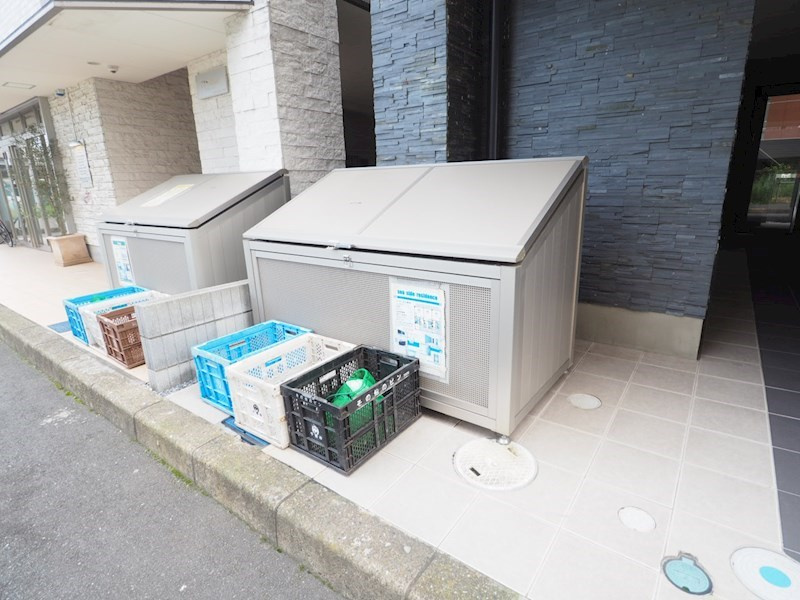ゴミ置き場はエントランス前にございます。