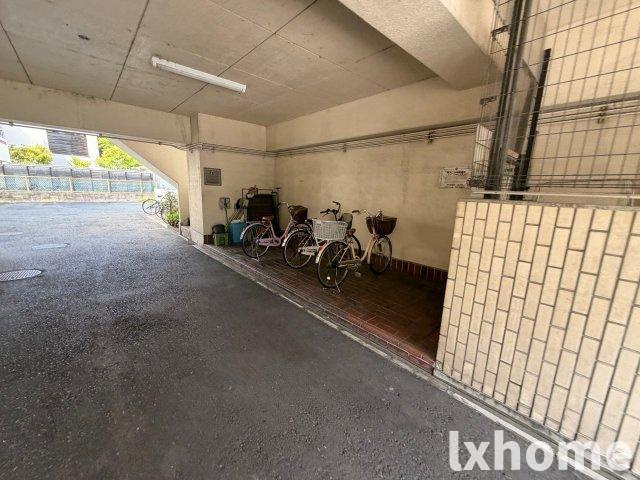 メゾンさかもとの駐車場