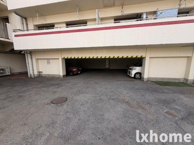 メゾンさかもとの駐車場