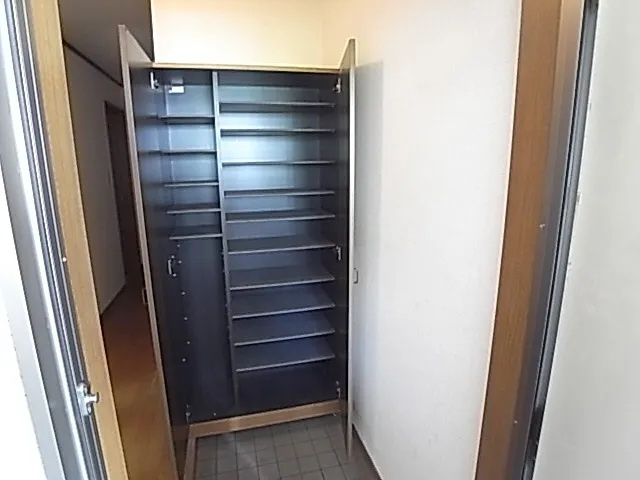 芦屋市西蔵町のアパートの玄関
