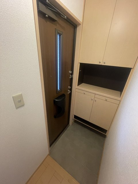 西宮市段上町１丁目のアパートの玄関