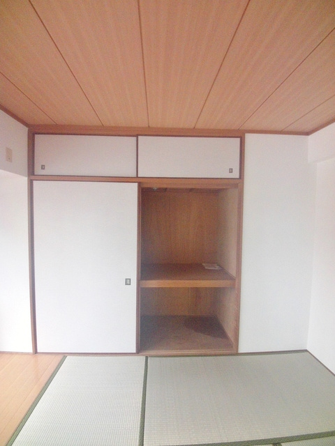 神戸市灘区岩屋北町７丁目の賃貸マンションの収納