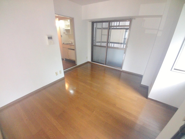 神戸市灘区岩屋北町７丁目の賃貸マンションの居間・リビング