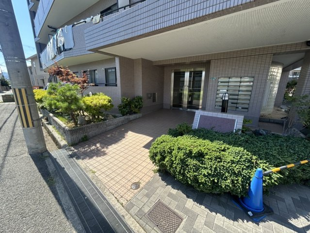 西宮市伏原町の賃貸マンションのエントランス
