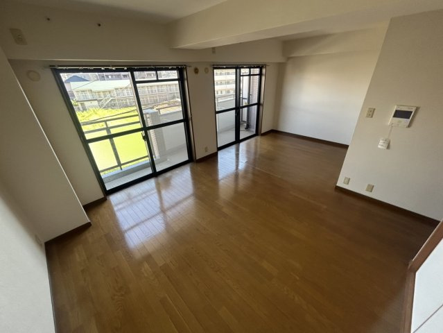 西宮市伏原町の賃貸マンションの居間・リビング