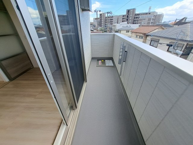 西宮市上甲子園１丁目のアパートのバルコニー