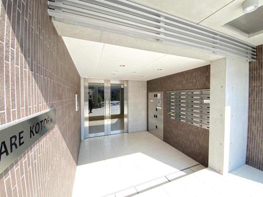 西宮市段上町２丁目の賃貸マンションのエントランス