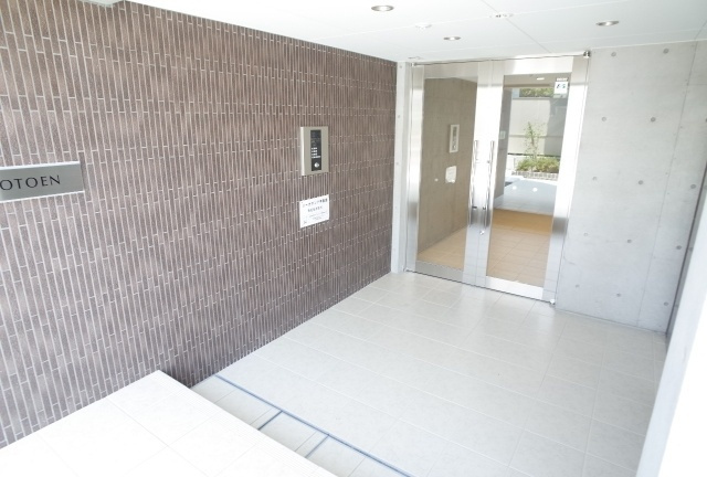 西宮市段上町２丁目の賃貸マンションのエントランス