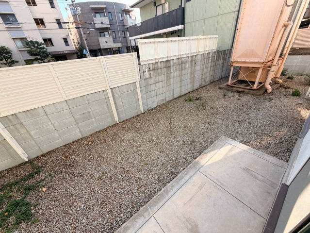 西宮市田代町の賃貸マンションの庭