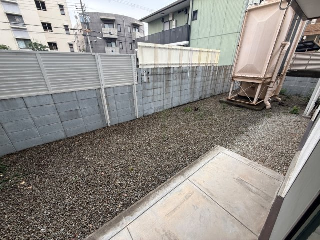 西宮市田代町の賃貸マンションの庭