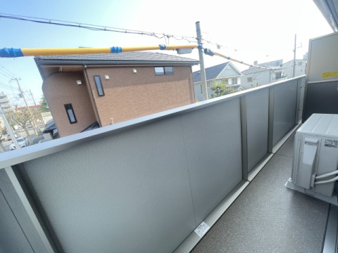 西宮市鳴尾町２丁目のアパートのバルコニー