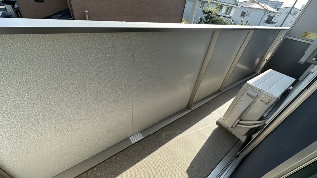 西宮市鳴尾町２丁目のアパートのバルコニー