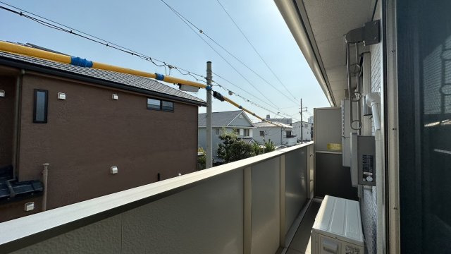 西宮市鳴尾町２丁目のアパートのバルコニー