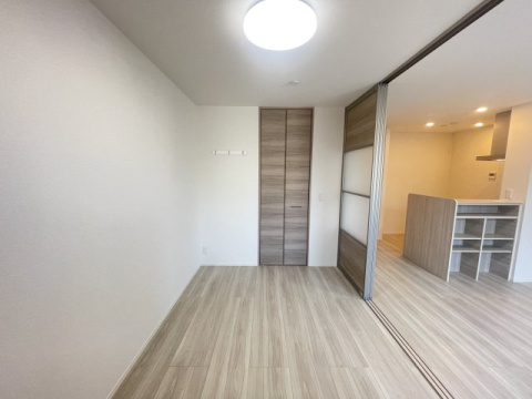 西宮市鳴尾町２丁目のアパートの居間・リビング