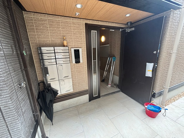 西宮市甲子園口２丁目のアパートのエントランス