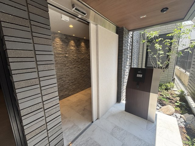 神戸市灘区大和町３丁目の賃貸マンションのエントランス