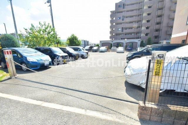 シャルム山本の駐車場