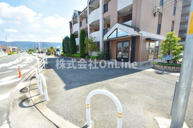 シャルム山本の駐車場
