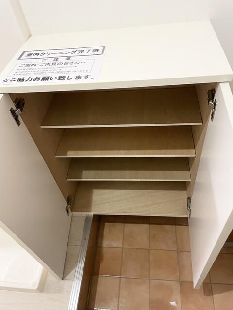 ロイヤルコート三ツ沢の玄関