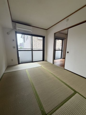 シャトール中青木の和室|柔らかい畳が心地よい和室