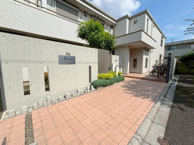 ジュネス祖師谷のエントランス