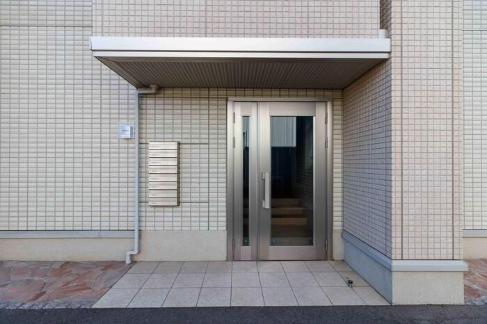 J-house　エクセレントのエントランス