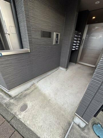 ロワール生麦　弐番館のエントランス
