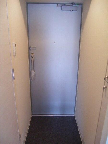 フェニックス伊勢佐木町弐番館の玄関
