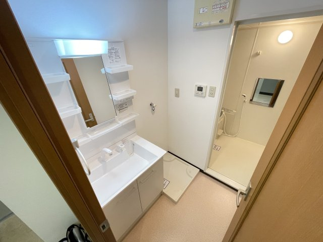 難波千日前OEMマンションの独立洗面台