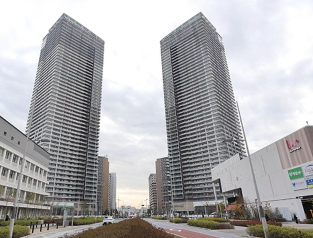 ＨＡＲＵＭＩ　ＦＬＡＧ　ＰＡＲＫ　ＶＩＬＬＡＧＥ　Ｔ棟の外観