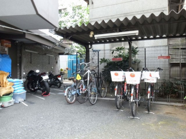 ロイヤル笹塚の駐車場
