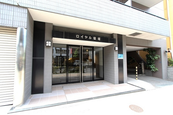 ロイヤル笹塚のエントランス