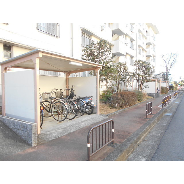 沼津原団地　２号棟の駐車場