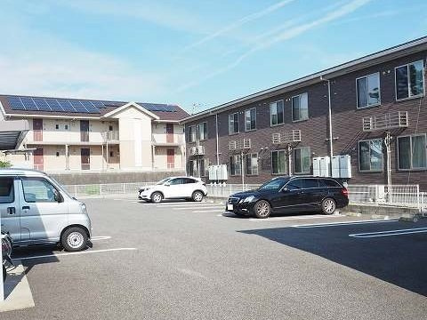 アッシュ８　Ｃの駐車場|車をお持ちの方に嬉しい駐車場付きの物件です