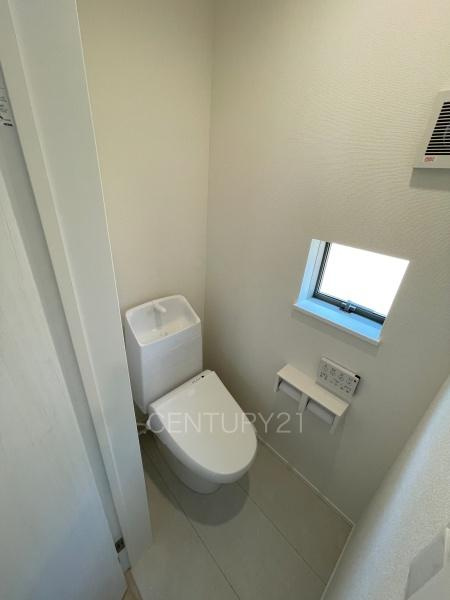 前橋市朝日が丘町A号棟のトイレ|２階トイレです。
温水シャワー洗浄機能付きです。