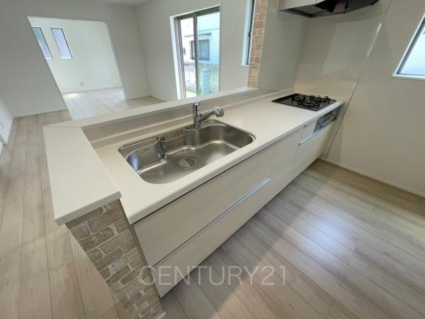 前橋市朝日が丘町A号棟のキッチン|シンクも大きく洗い物もしやすい浄水器付。シャワーヘッドは引き出し可能、シンクの隅々まで洗い流せます。