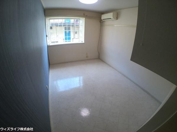 【洋室】 | メゾン・ド・トワレ | おしゃれな出窓からは日差しが！