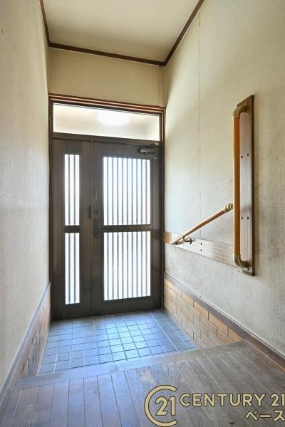 磯城郡三宅町大字伴堂の中古一戸建の玄関