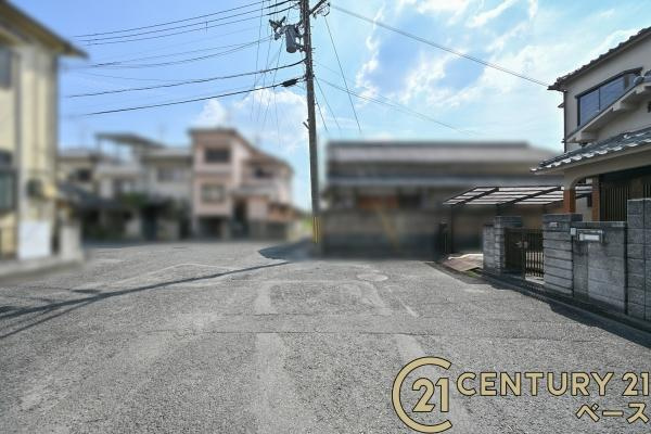 磯城郡三宅町大字伴堂の中古一戸建の前面道路含む現地写真