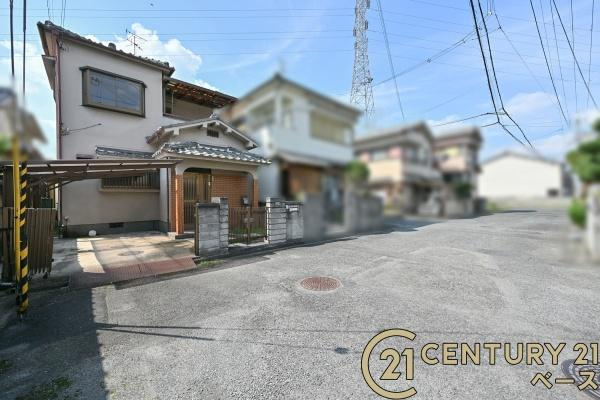 磯城郡三宅町大字伴堂の中古一戸建の前面道路含む現地写真