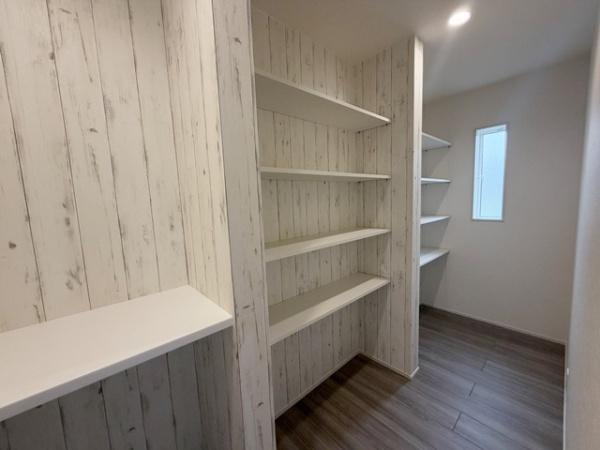 生駒市生駒台南 ／新築一戸建の収納|■キッチン裏にはパントリー収納を完備！