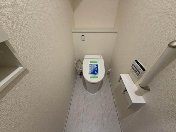 生駒市生駒台南 ／新築一戸建のトイレ|■清潔感ある綺麗なお手洗いです！蓋はセンサーで自動開閉！