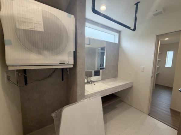 生駒市生駒台南 ／新築一戸建の独立洗面台|■忙しい朝の身支度を快適にしてくれるゆとりのある広さです！標準でガス乾燥機を搭載！！！