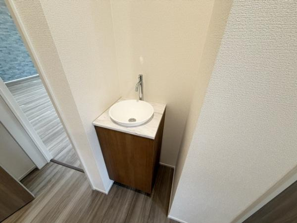 生駒市生駒台南 ／新築一戸建の独立洗面台|■帰宅後リビングや個室に入る前に、速やかに手洗いやうがいができる手洗い器付き！