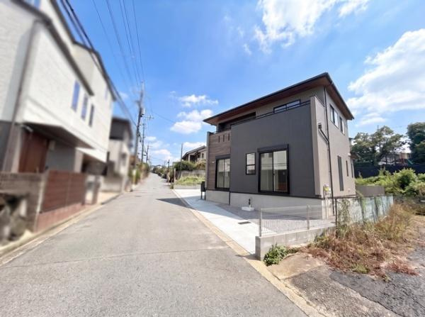 生駒市生駒台南 ／新築一戸建の前面道路含む現地写真|■間口が広いので駐車もラクラク！