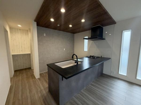 生駒市生駒台南 ／新築一戸建のキッチン|■黒色がアクセントとなってシックでオシャレなキッチンでございます！